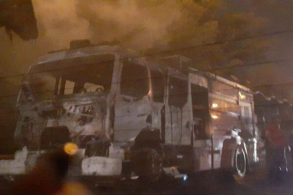 عکس ، واکنش رسمی به ادعای جابجایی نیروهای امنیتی و نظامی با خودروهای آتش نشانی ، خودروی آتش نشانی را کامل سوزاندند