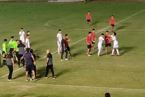 ببینید ، کتک کاری جنجالی در فوتبال امارات ، بازیکنان مثل دعواهای خیابانی به جان هم افتادند